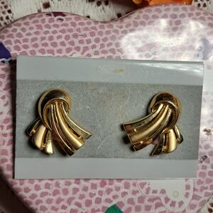 Vintage Trifari Goldtone Brushed & Polished Waterfall Clip On Earrings